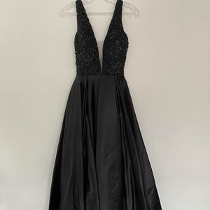Long black elegant evening gown/dress